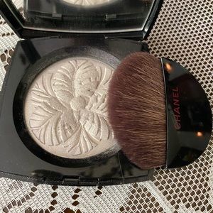 Chanel Camilla de Plumes highlighting powder DISC